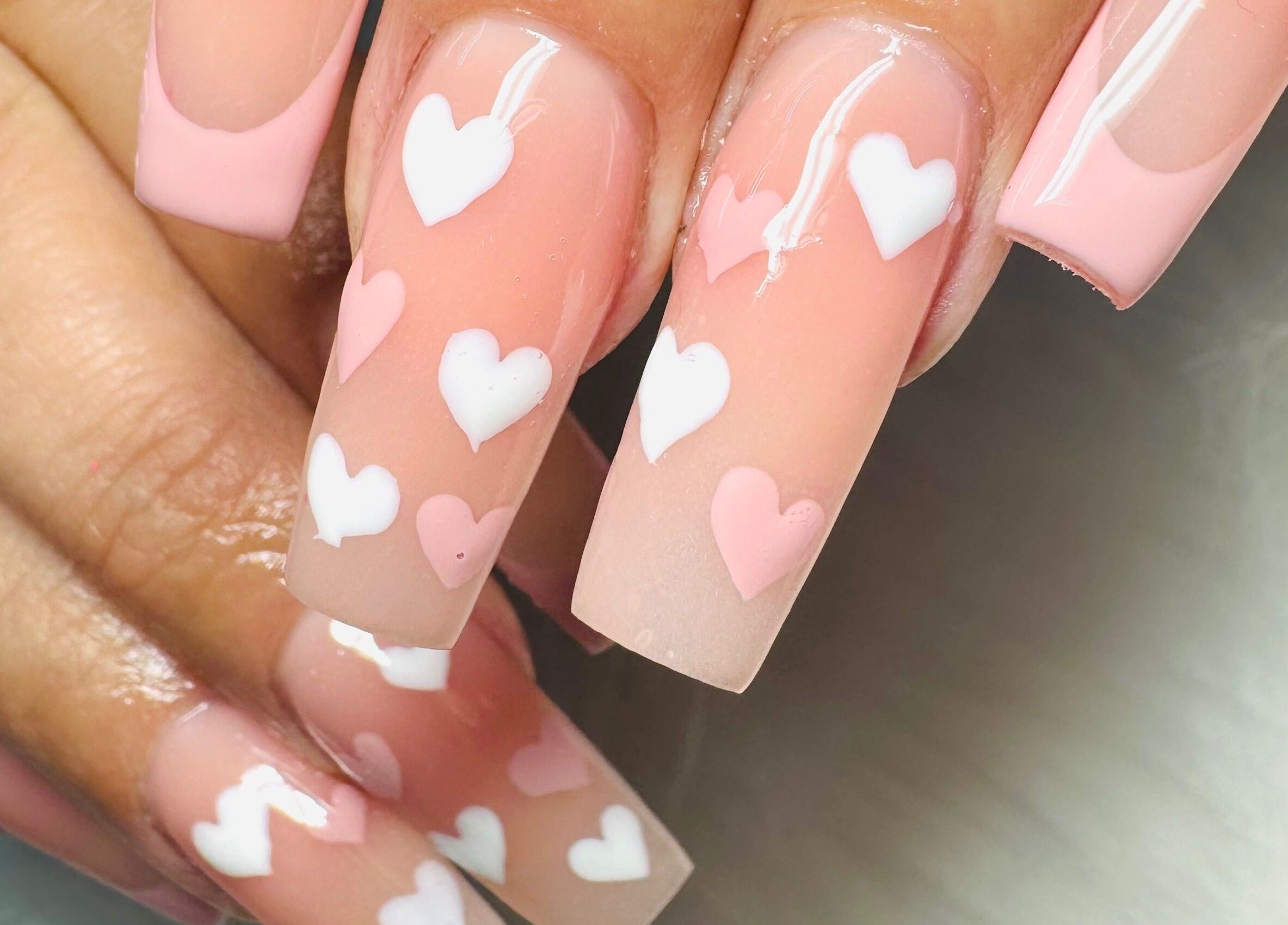 Diseño de uñas con corazones en DTA Nails, Tijuana, Baja California, MX. Estilo romántico y único.