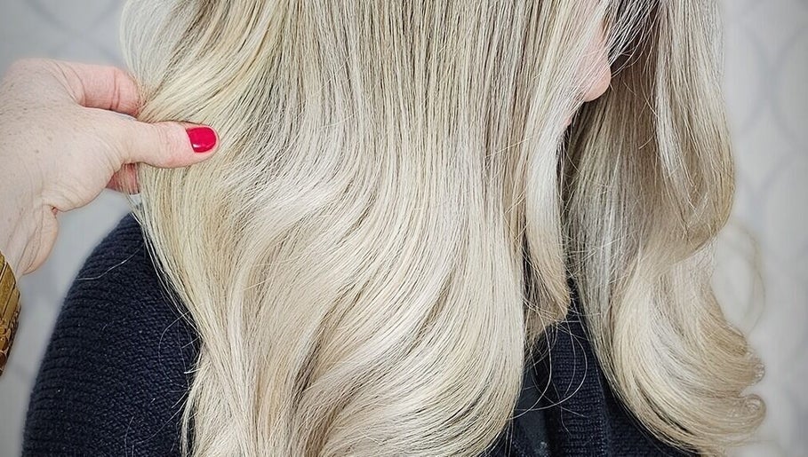 Stylish blonde waves styled at HAIRBYGINGERMTL, Montréal, Québec, CA - elegant and luxurious hair transformation.
