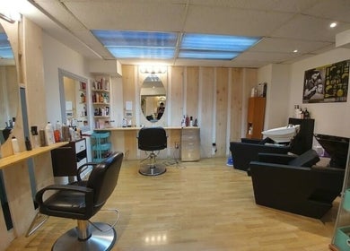 Chic interior of HAIRBYGINGERMTL in Montréal, Québec, CA showcasing modern salon chairs and mirrors.