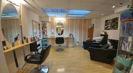 Chic interior of HAIRBYGINGERMTL in Montréal, Québec, CA showcasing modern salon chairs and mirrors.
