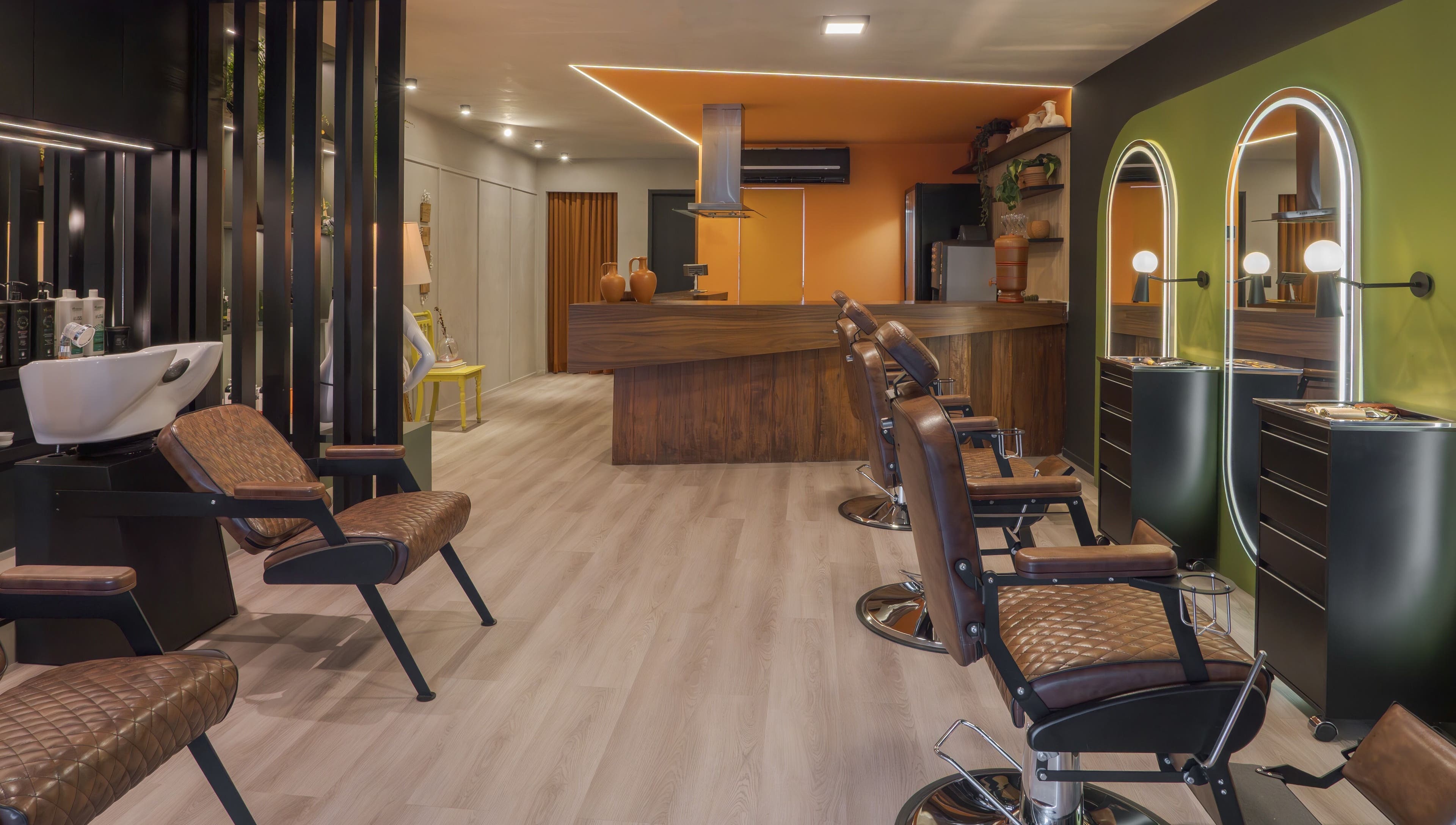 Interior elegante da Carol Scavello Barbearia, Bahia, Bahia, BR, com design moderno e cadeiras confortáveis.