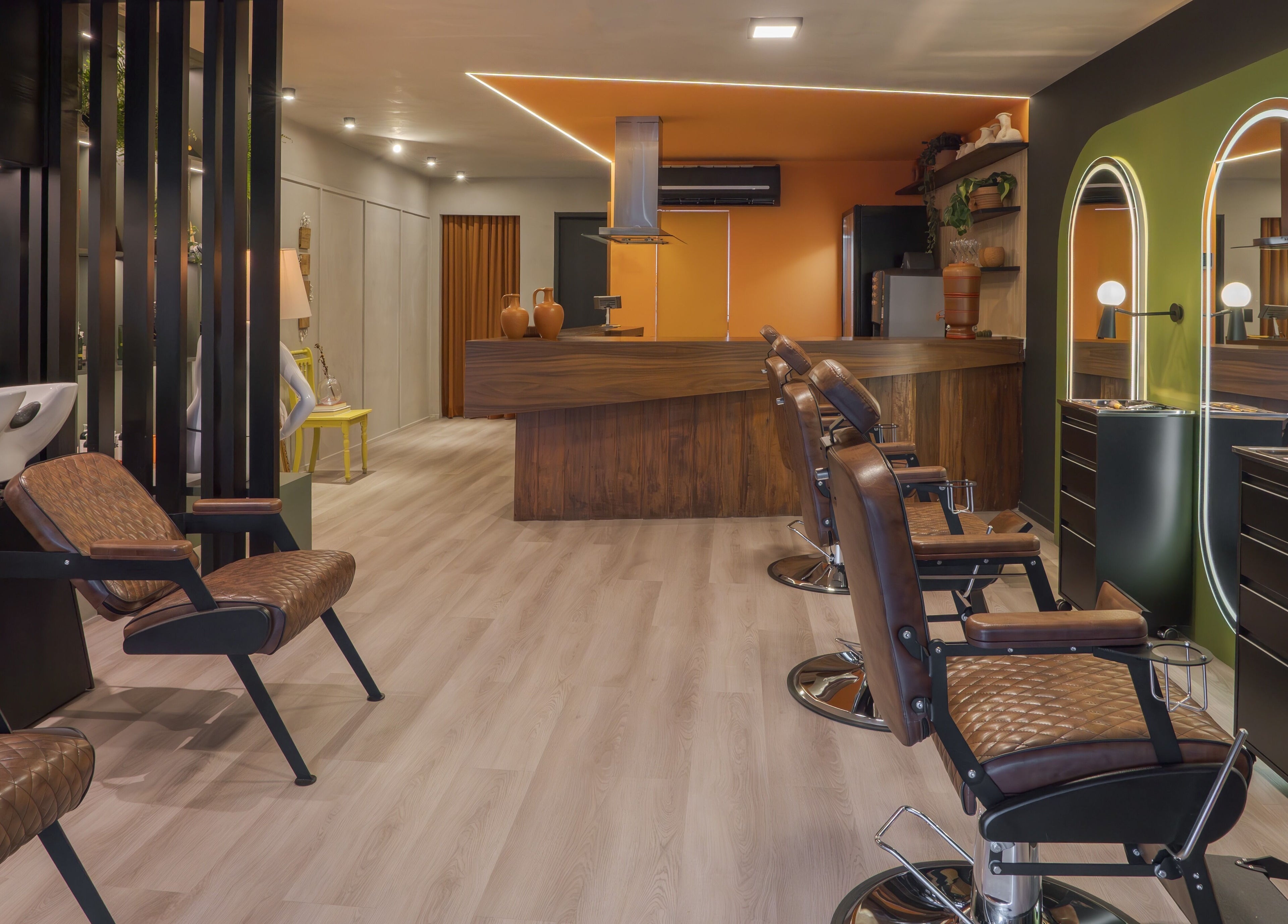 Interior elegante da Carol Scavello Barbearia, Bahia, Bahia, BR, com design moderno e cadeiras confortáveis.