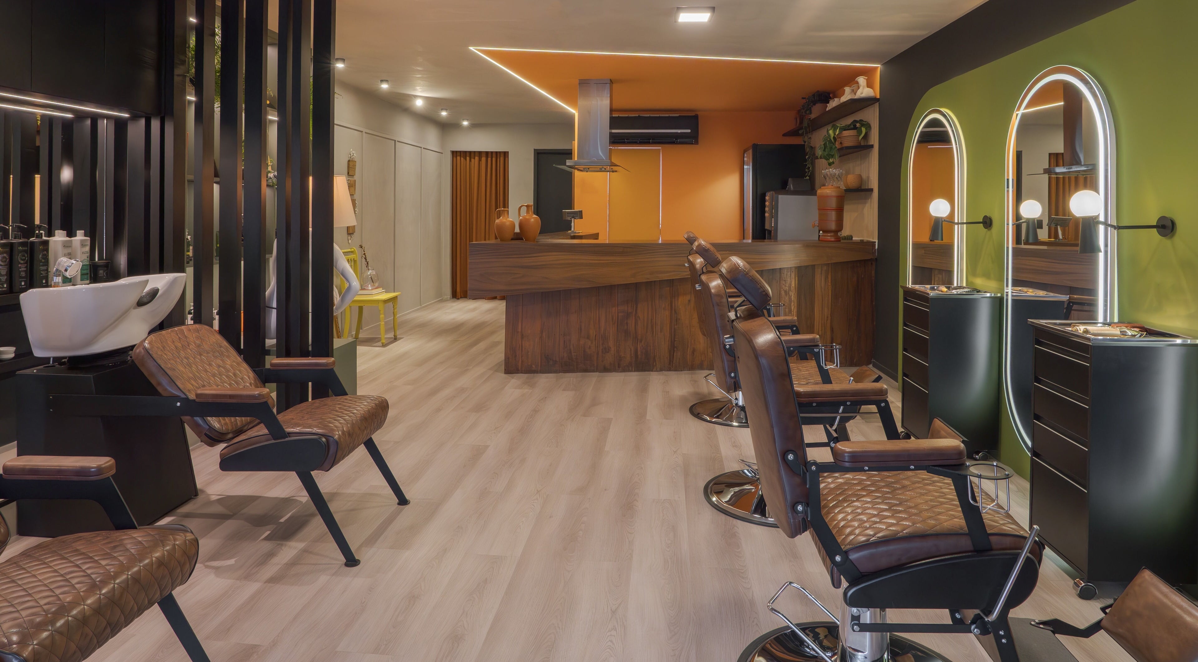 Interior elegante da Carol Scavello Barbearia, Bahia, Bahia, BR, com design moderno e cadeiras confortáveis.