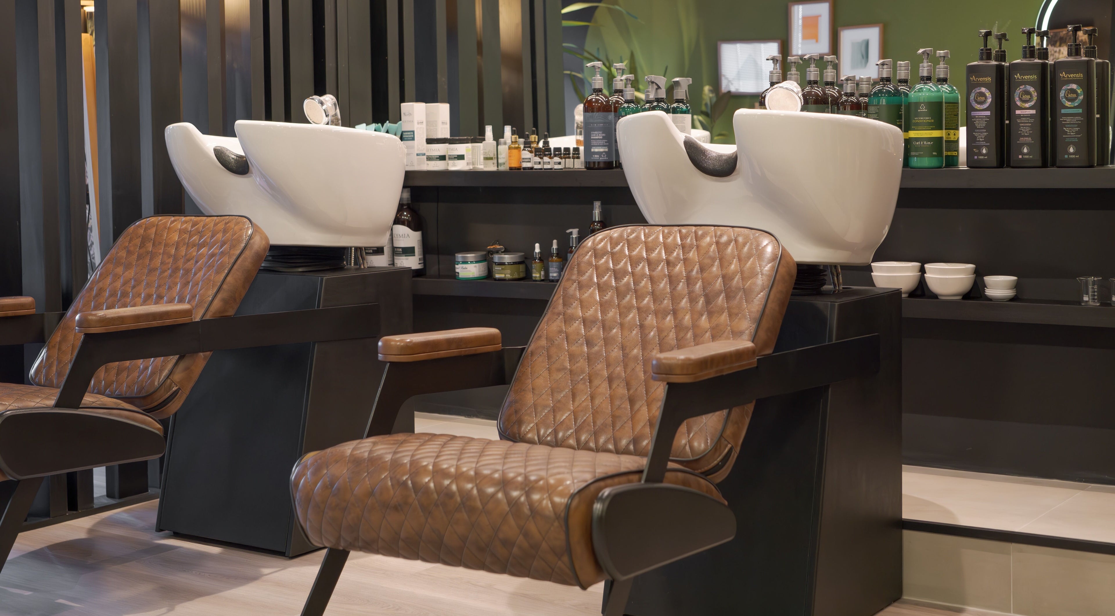 Interior moderno da Carol Scavello Barbearia com poltronas de couro em Bahia, Bahia, BR.