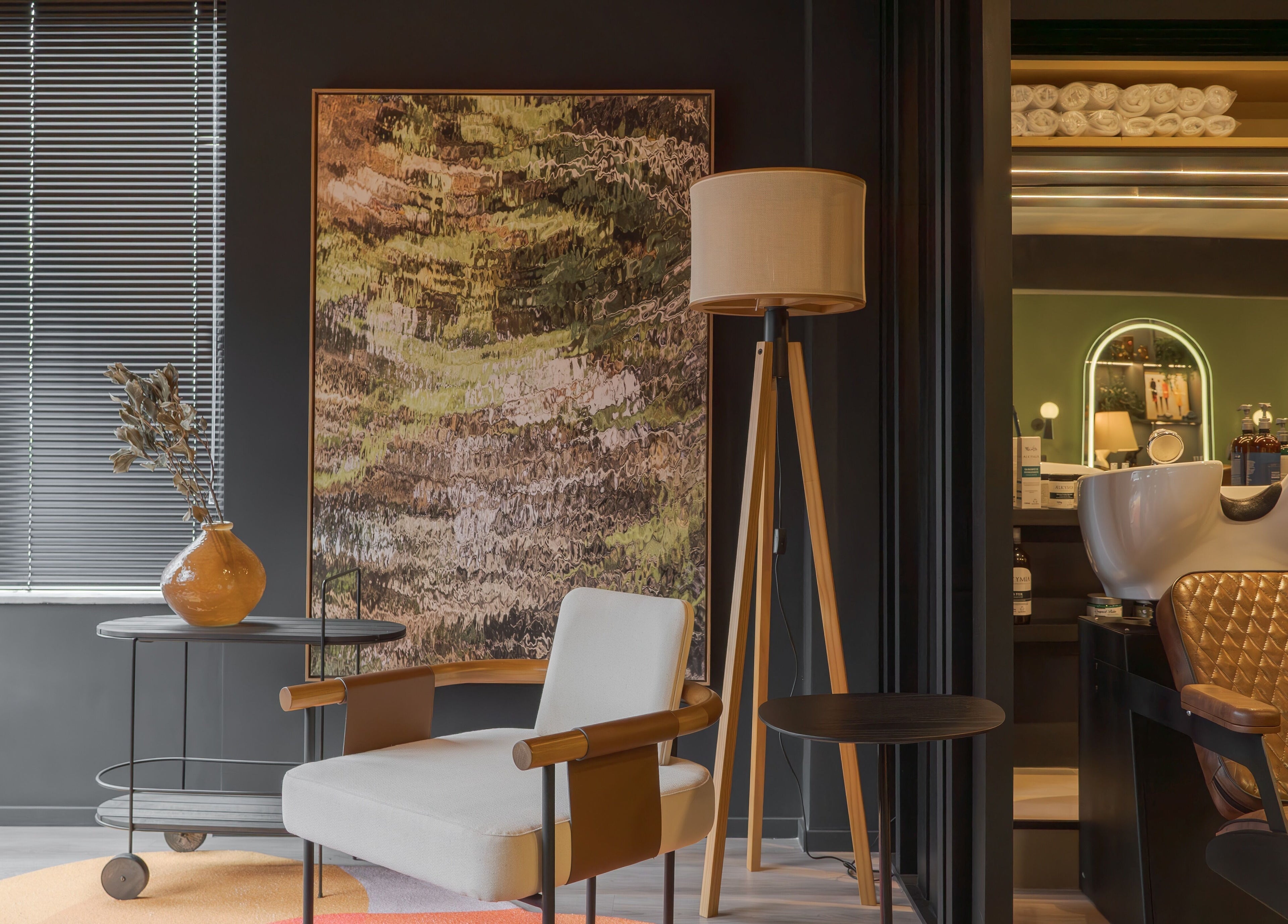 Interior sofisticado da Carol Scavello Barbearia em Bahia, Bahia, BR, com cadeiras elegantes e decoração moderna.