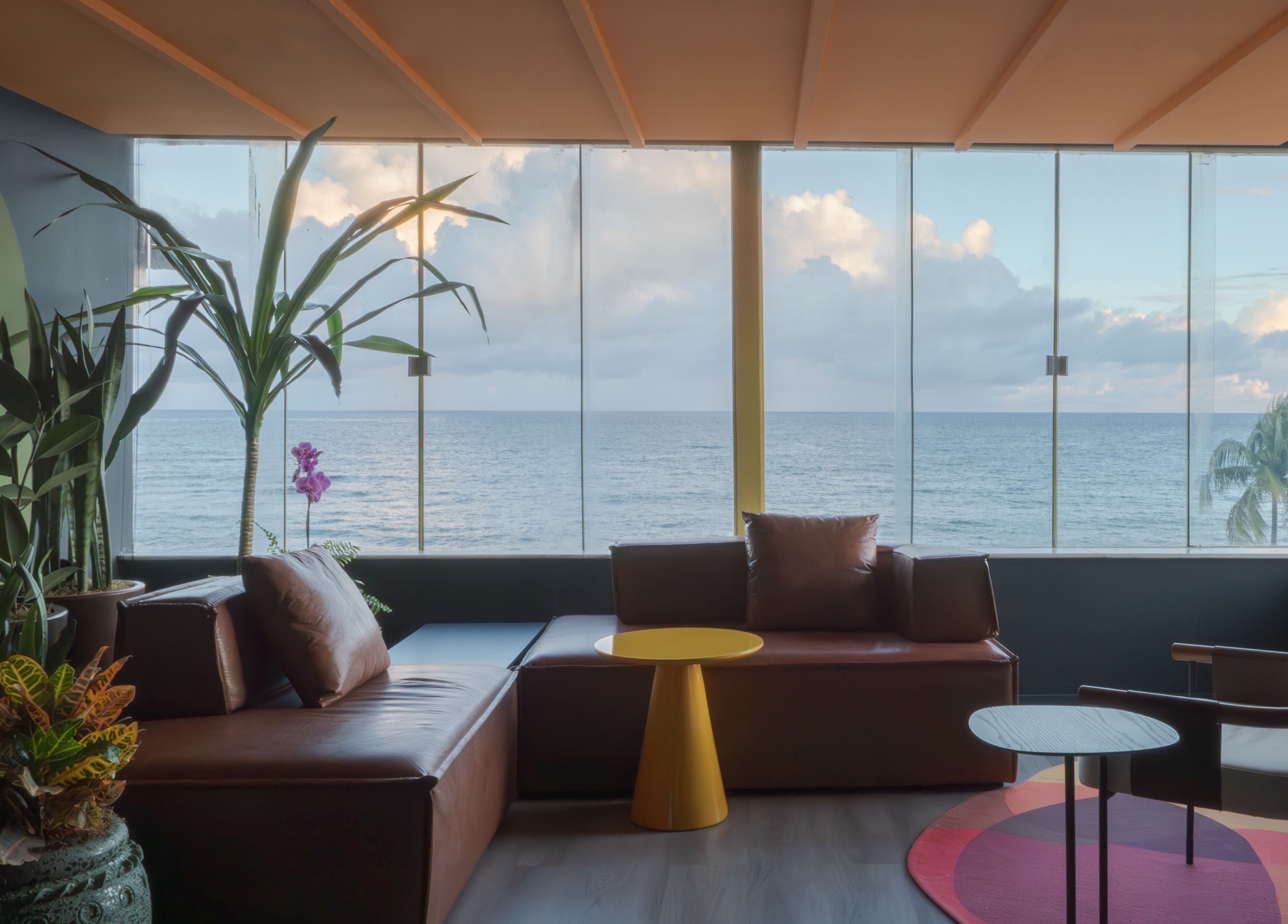 Sala de espera com vista para o mar em Carol Scavello Barbearia, Bahia, Bahia, BR.