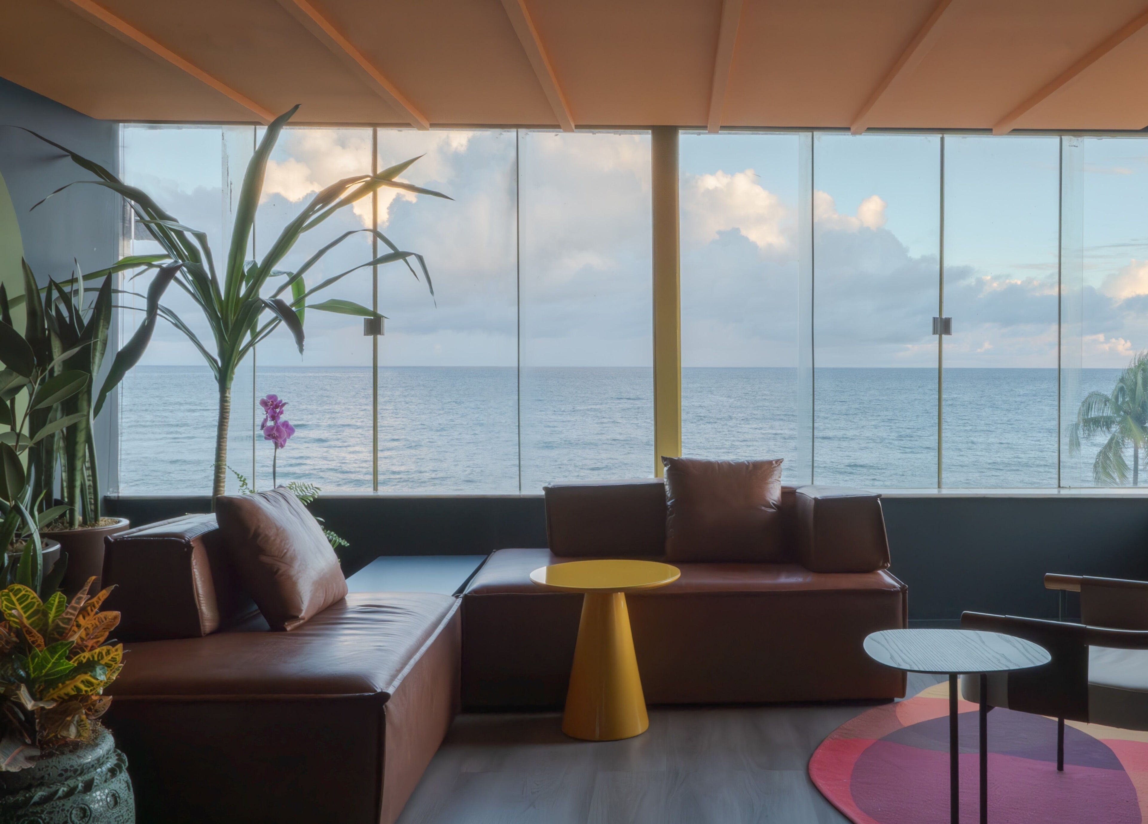 Sala de espera com vista para o mar em Carol Scavello Barbearia, Bahia, Bahia, BR.