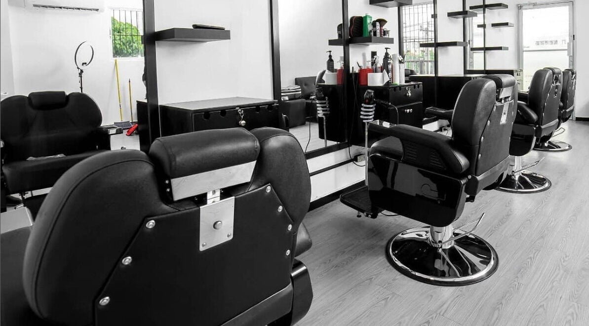 Sillas de barbería en Ovalles Barber Shop, Santo Domingo, Distrito Nacional, DO. Ambiente moderno y acogedor.