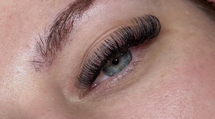 The Luxe Lounge Lash & Brows – kuva 3