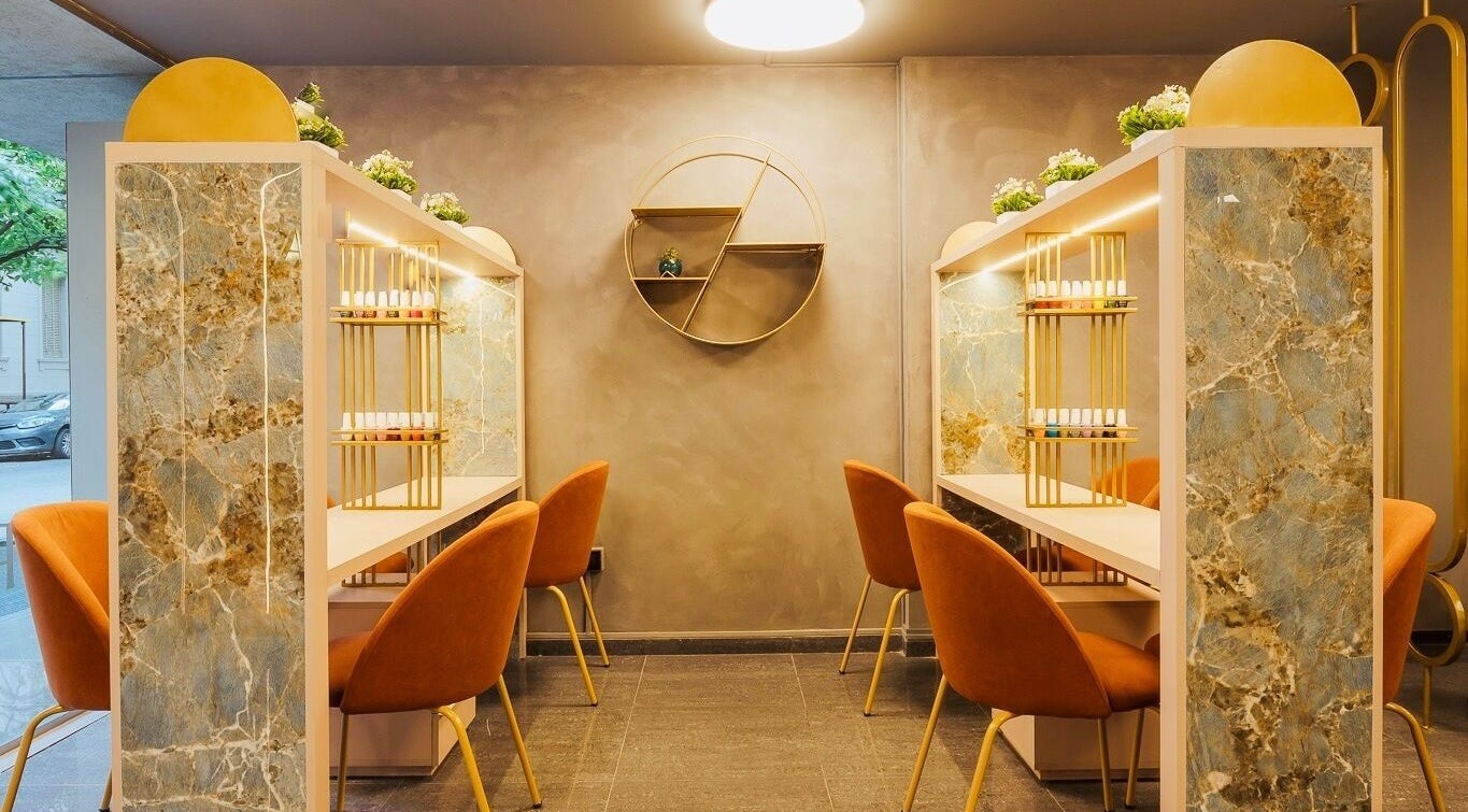 Sala moderna en Panthea, Iai, Córdoba, AR con mesas de mármol y sillas anaranjadas elegantes.