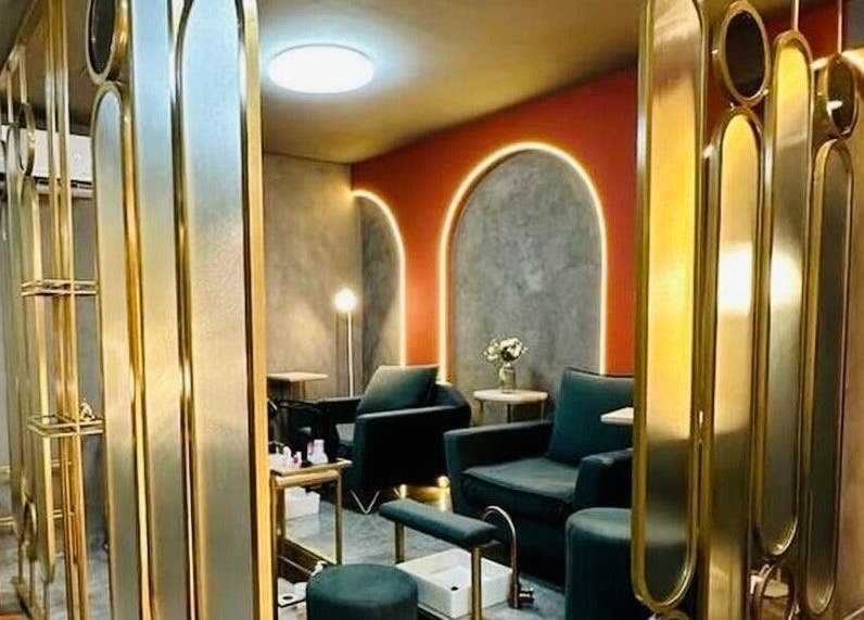 Elegante rincón de spa en Panthea, Iai, Córdoba, AR, con sillones modernos y detalles dorados.