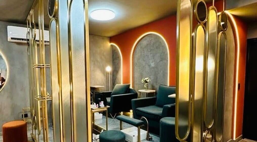 Elegante rincón de spa en Panthea, Iai, Córdoba, AR, con sillones modernos y detalles dorados.