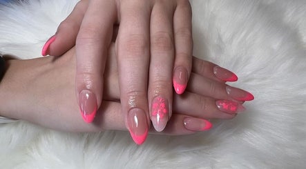 Stunning pink and floral nails at Foxie Nails Lounge, Pickerington, Ohio, US. Perfect for a chic style boost.