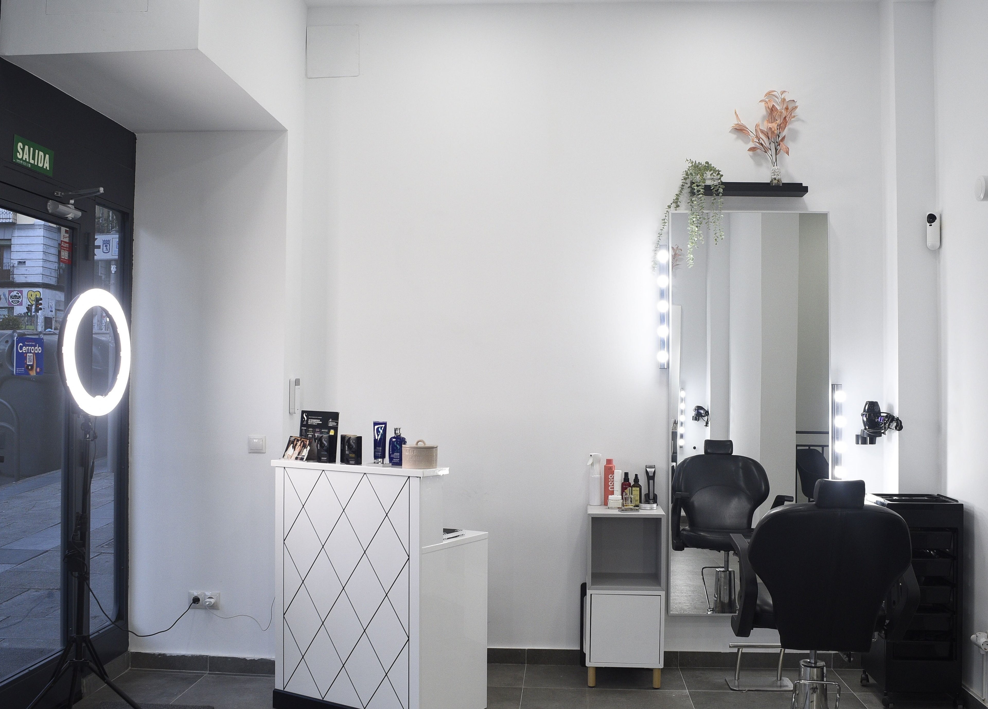 Sala de estilismo en Revive, Madrid, Comunidad De Madrid, ES, con iluminación profesional y diseño moderno.