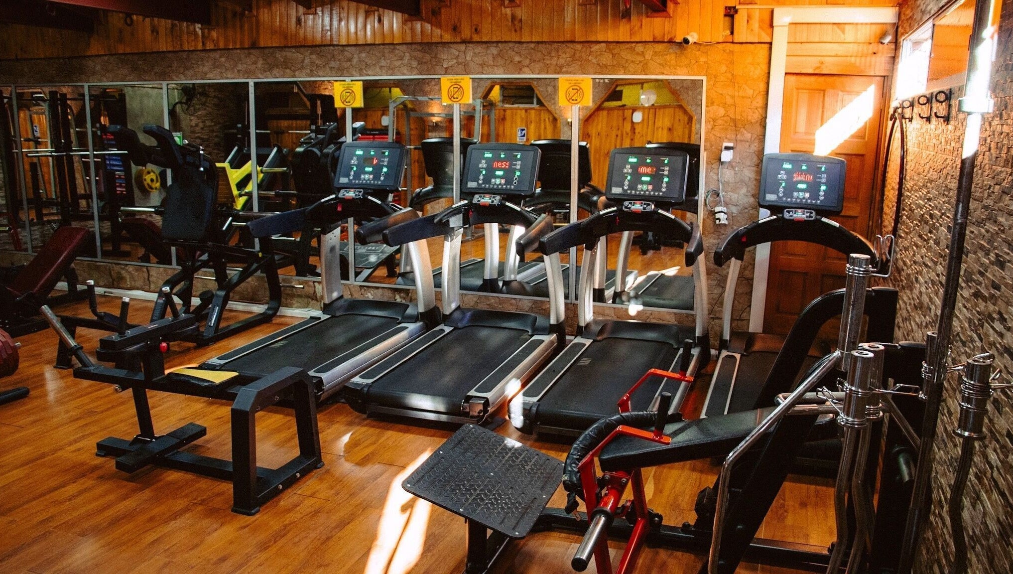 Moderno gimnasio en Gimnasio Stylo, Maipú, Región Metropolitana, CL, equipado con cintas de correr y equipo variado.