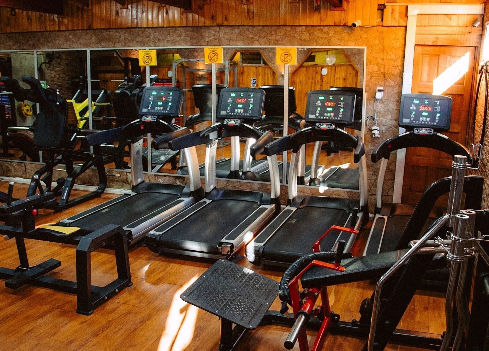 Moderno gimnasio en Gimnasio Stylo, Maipú, Región Metropolitana, CL, equipado con cintas de correr y equipo variado.