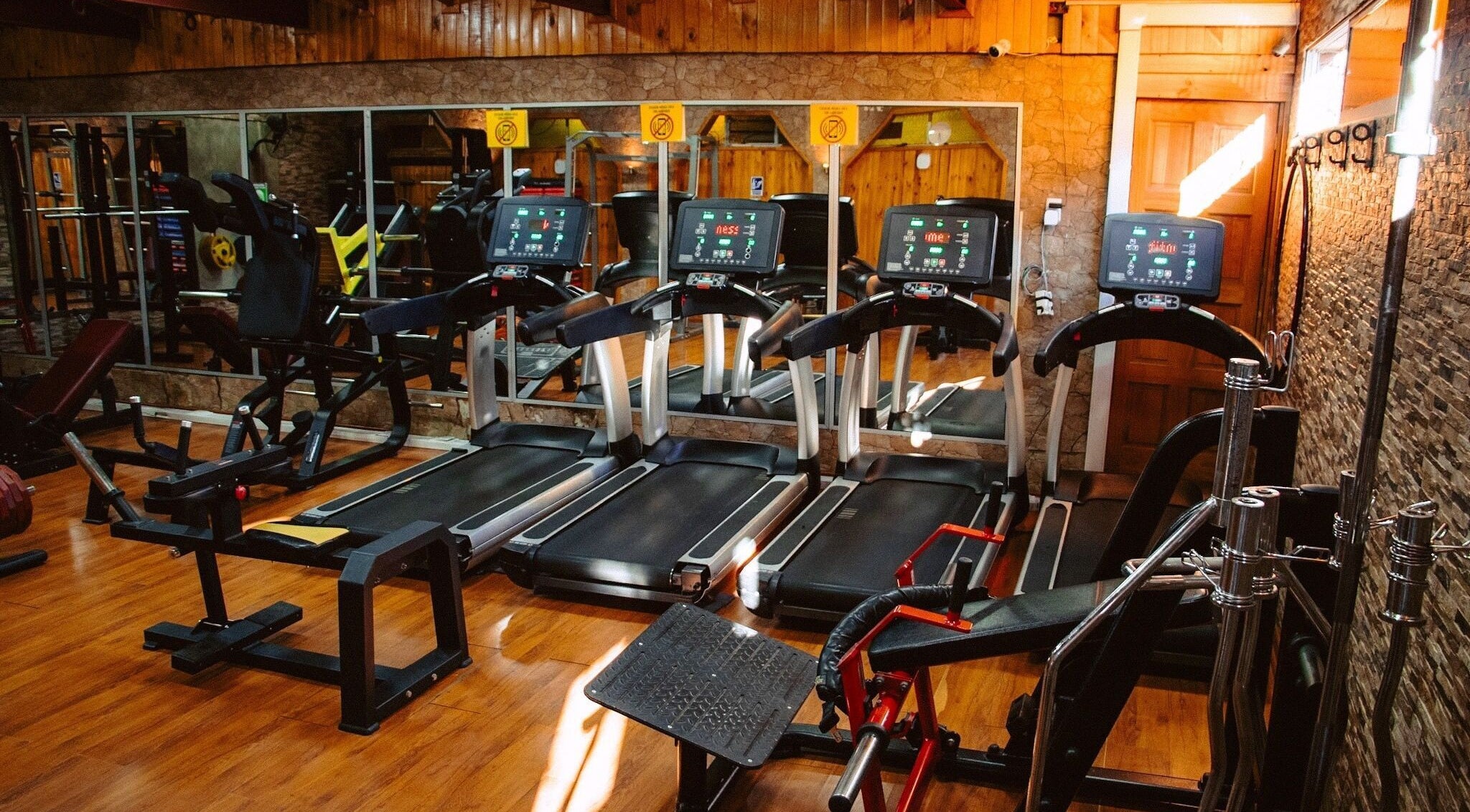 Moderno gimnasio en Gimnasio Stylo, Maipú, Región Metropolitana, CL, equipado con cintas de correr y equipo variado.