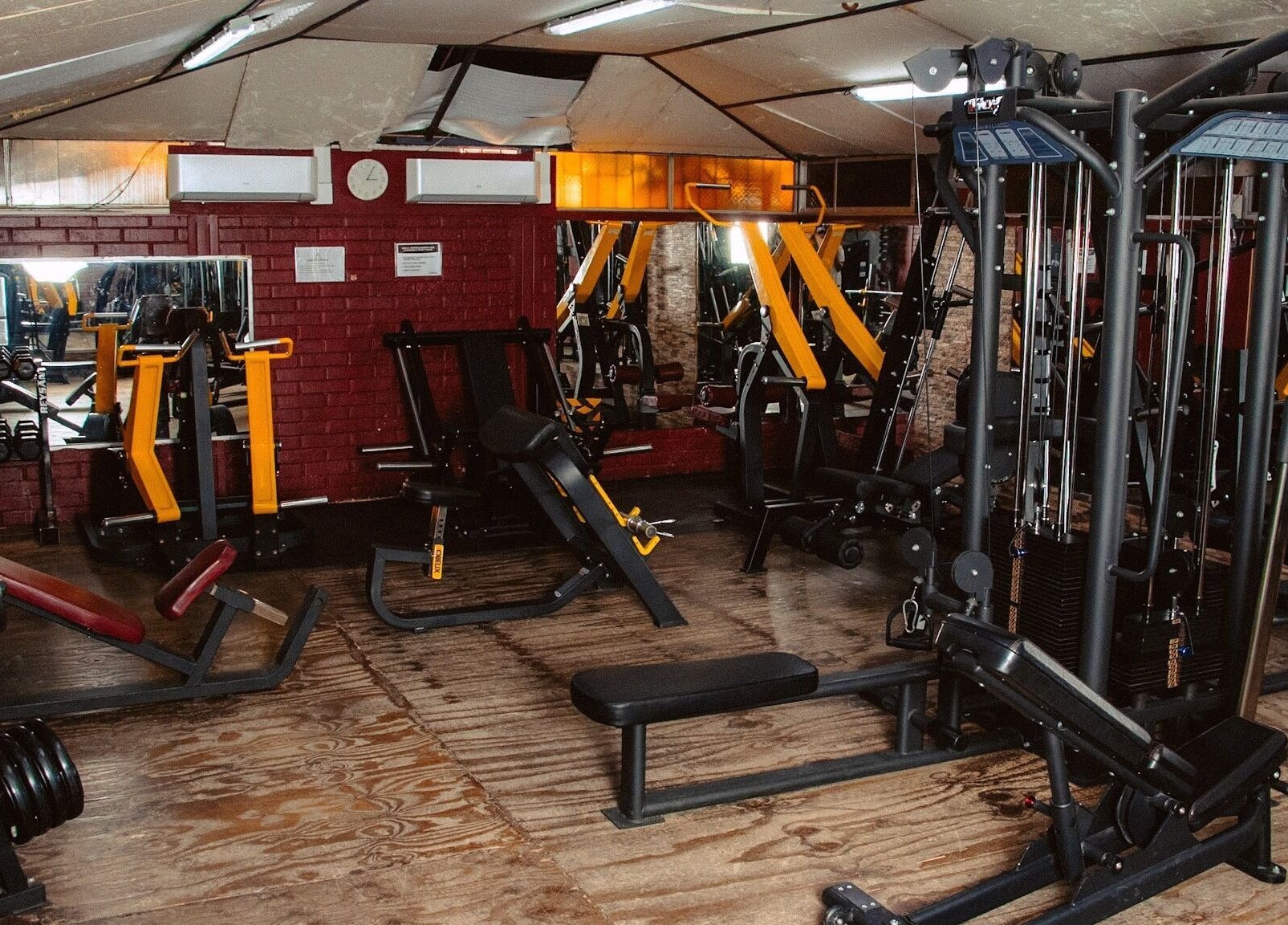 Equipos modernos en Gimnasio Stylo en Maipú, Región Metropolitana, CL, ideales para entrenamiento completo.