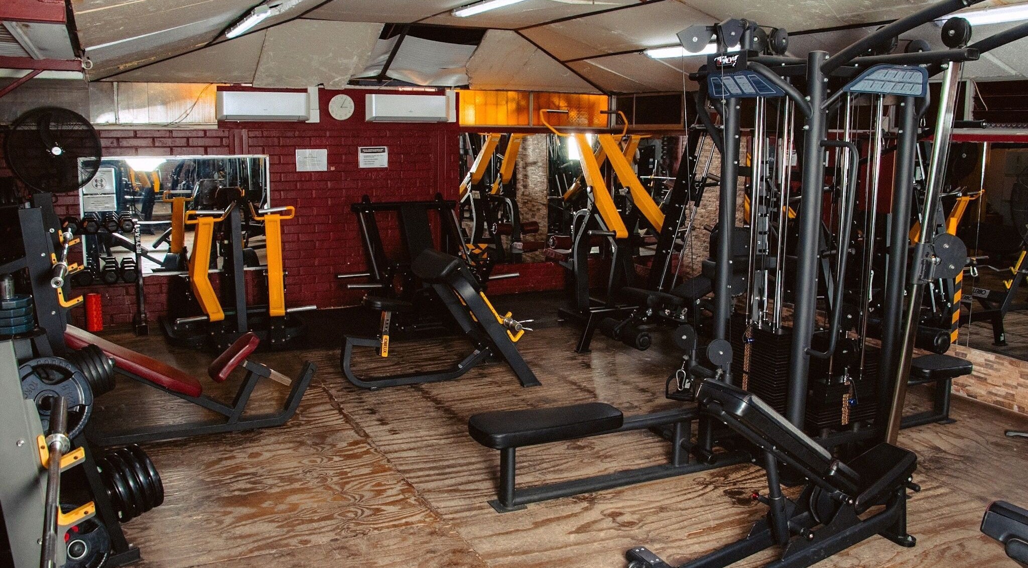 Equipos modernos en Gimnasio Stylo en Maipú, Región Metropolitana, CL, ideales para entrenamiento completo.