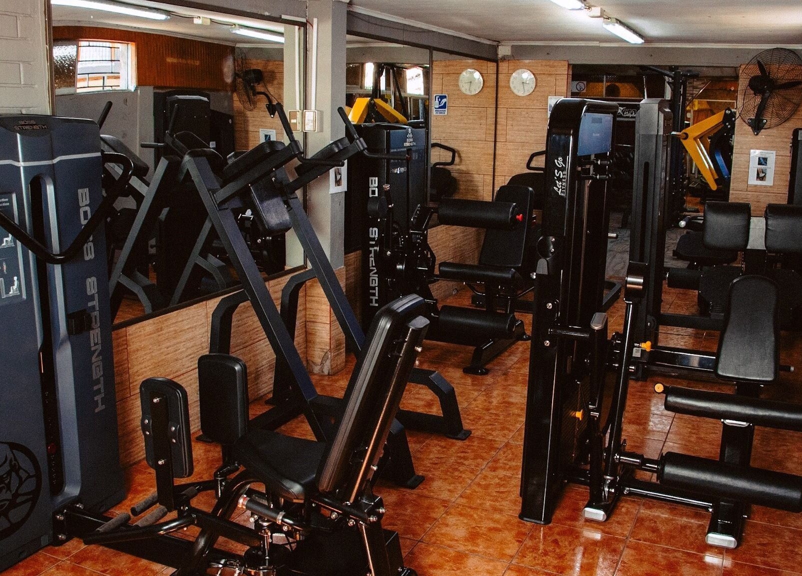 Vista del gimnasio Gimnasio Stylo en Maipú, Región Metropolitana, CL, mostrando equipamiento moderno y completo.