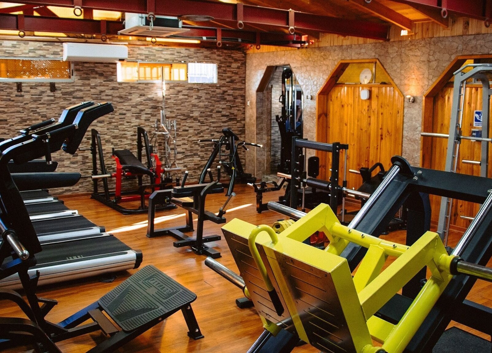 Equipo de gimnasio moderno en Gimnasio Stylo, Maipú, Región Metropolitana, CL. Entorno acogedor y profesional.