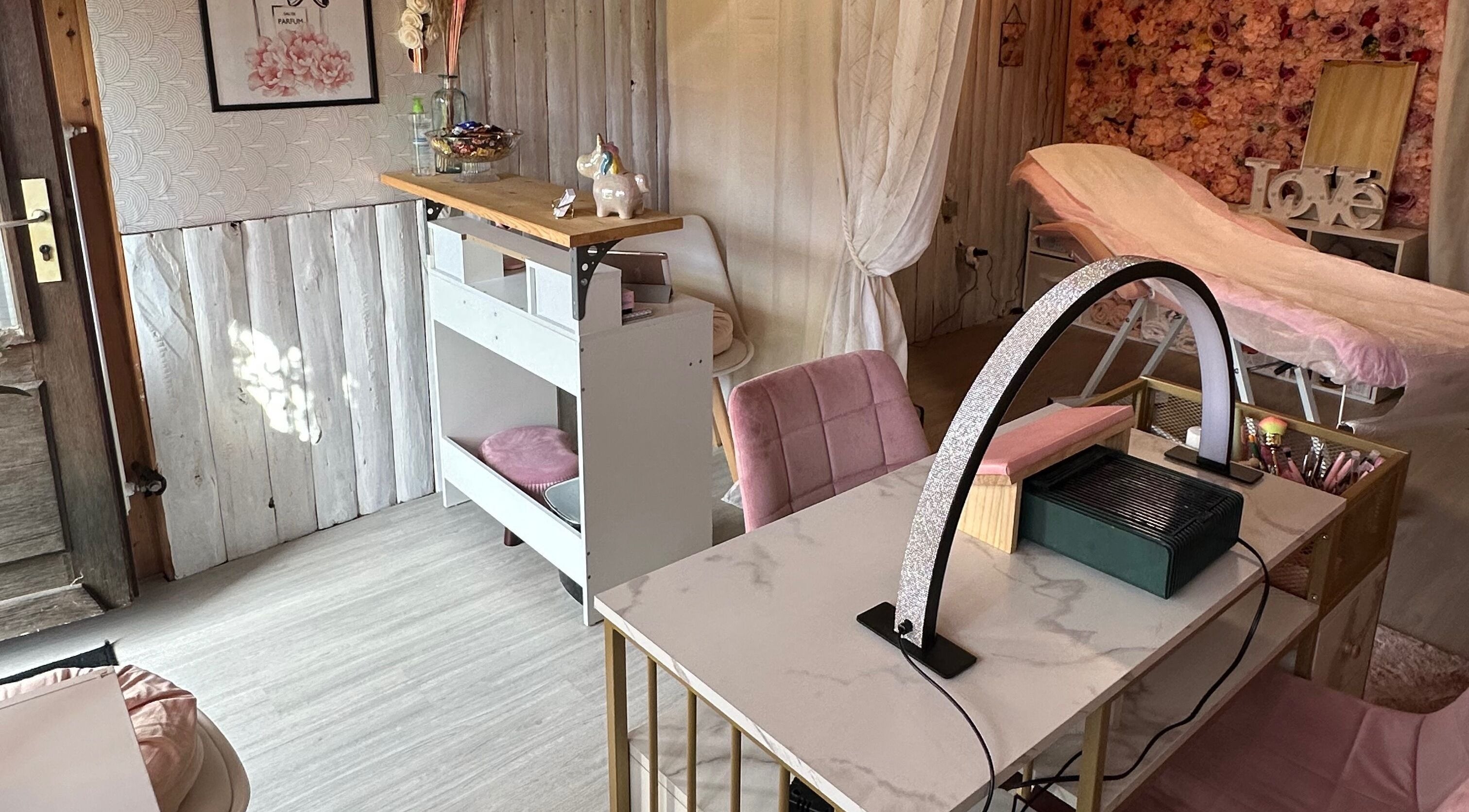 Intérieur élégant de Coraly Institut de Beauté à La Salle, Grand Est, FR, mettant en avant un espace de soins.