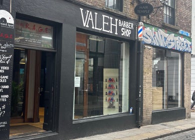 Entrada do Valeh BarberShop em Dublin, County Dublin, IE, destacando sua fachada elegante.