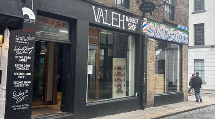 Entrada do Valeh BarberShop em Dublin, County Dublin, IE, destacando sua fachada elegante.