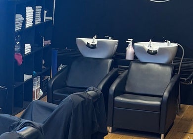 Estação de lavagem moderna no Valeh BarberShop, Dublin, County Dublin, IE.