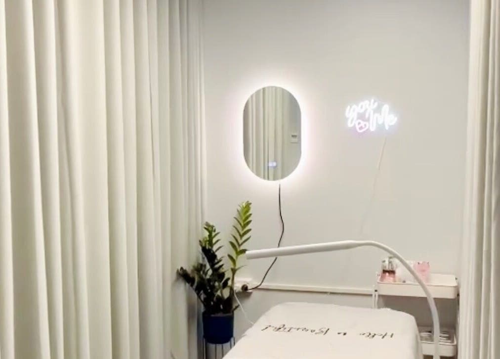 Peaceful treatment room at Flashy iLash, Auckland, Auckland, NZ featuring soft lighting and lush plants.