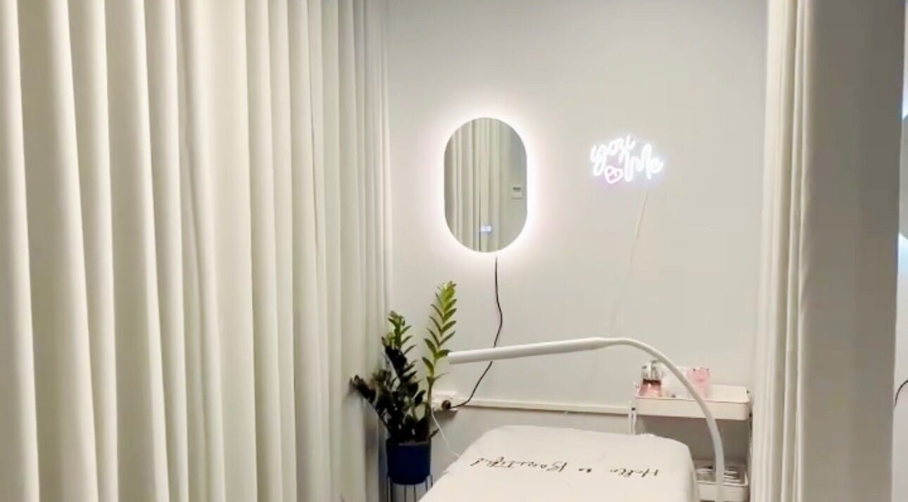 Peaceful treatment room at Flashy iLash, Auckland, Auckland, NZ featuring soft lighting and lush plants.