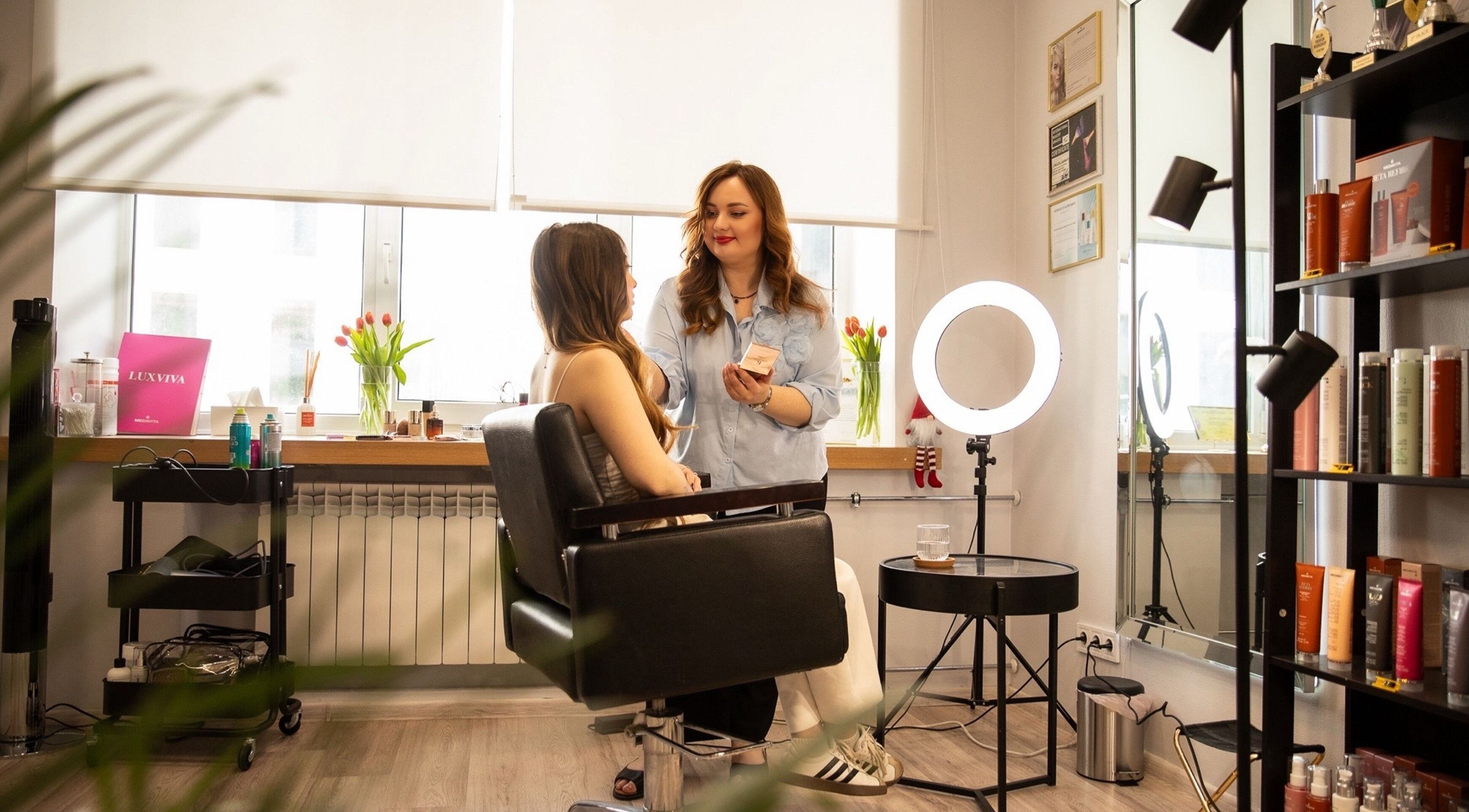 Визажист в Ludmila Volokh, Таллинн, создает утончённый образ для клиента.