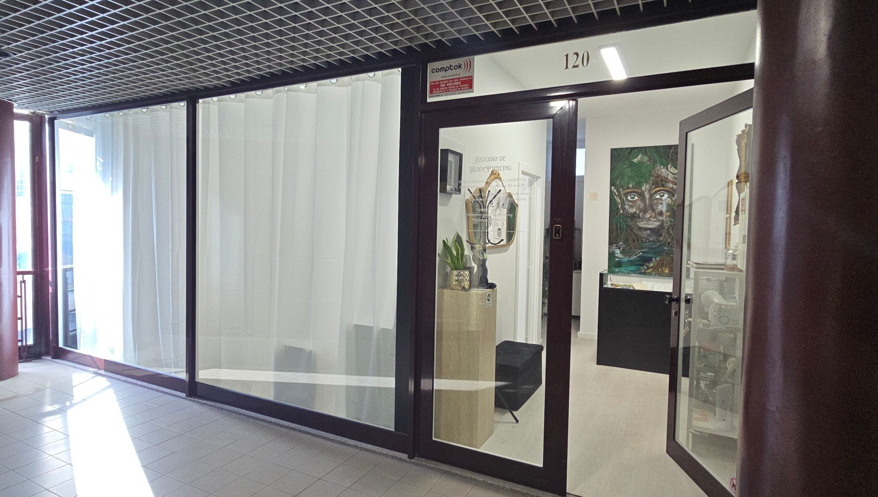 Entrada do Ema Body Piercing em Vila Nova De Gaia, Porto, PT, com design moderno e acolhedor.