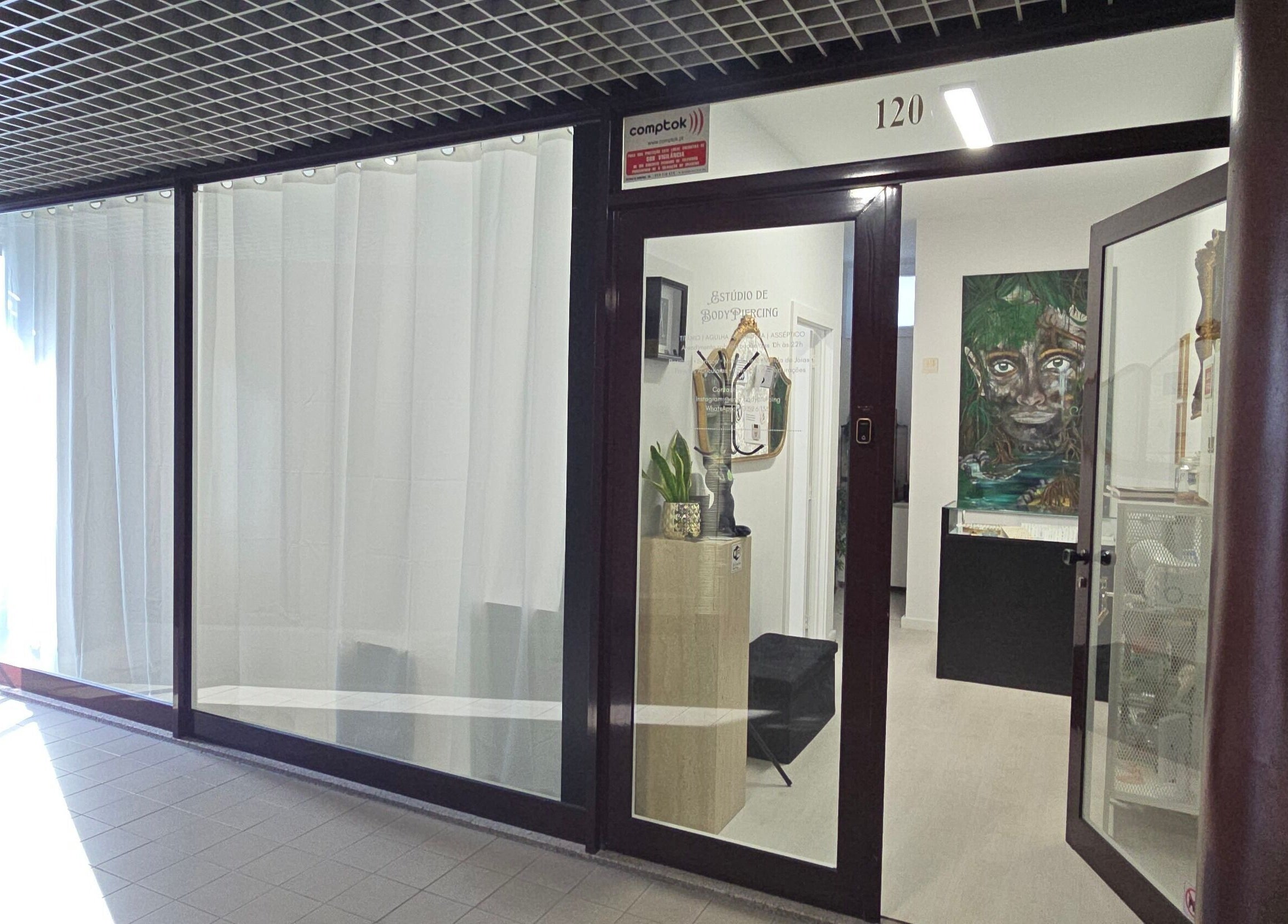 Entrada do Ema Body Piercing em Vila Nova De Gaia, Porto, PT, com design moderno e acolhedor.