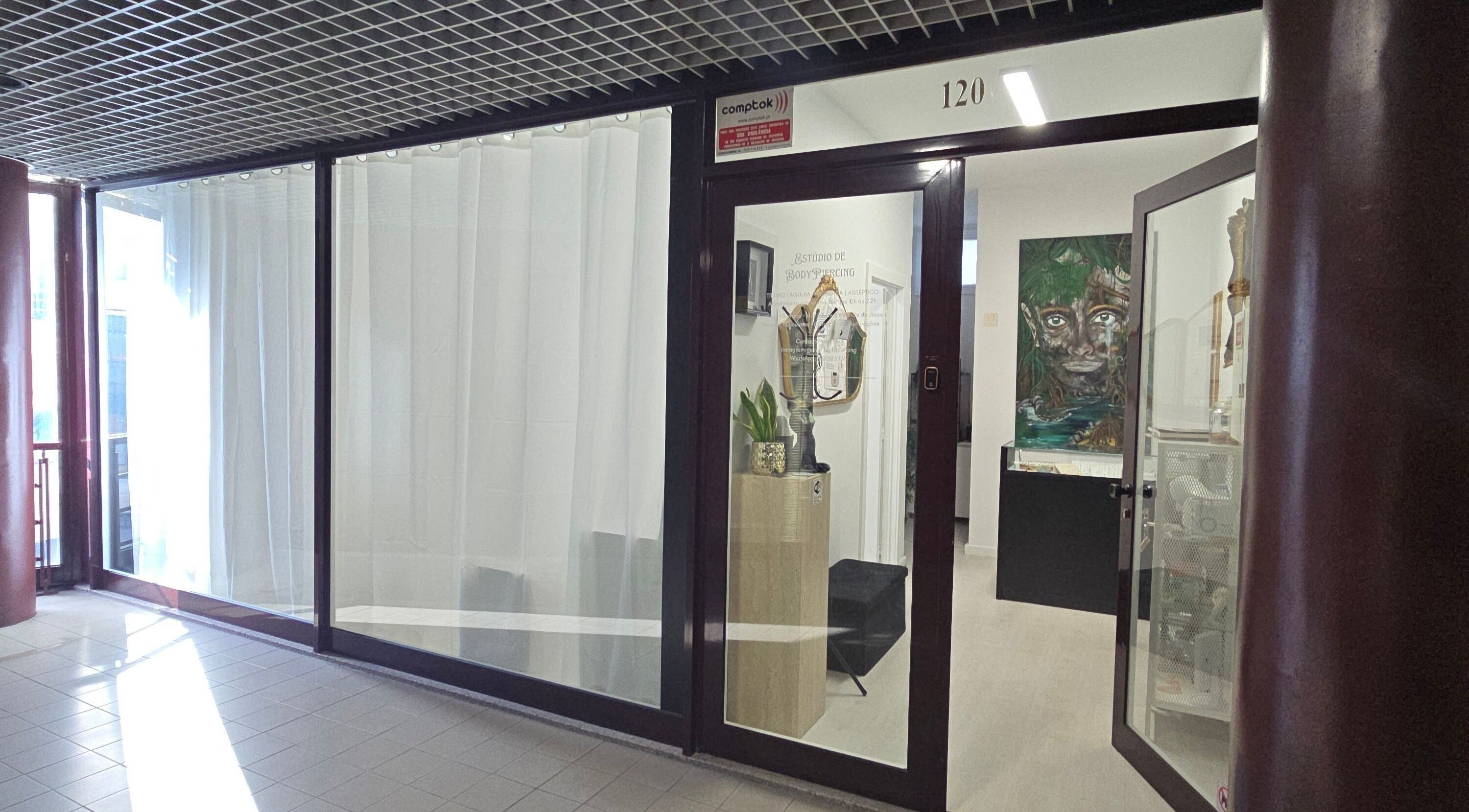 Entrada do Ema Body Piercing em Vila Nova De Gaia, Porto, PT, com design moderno e acolhedor.