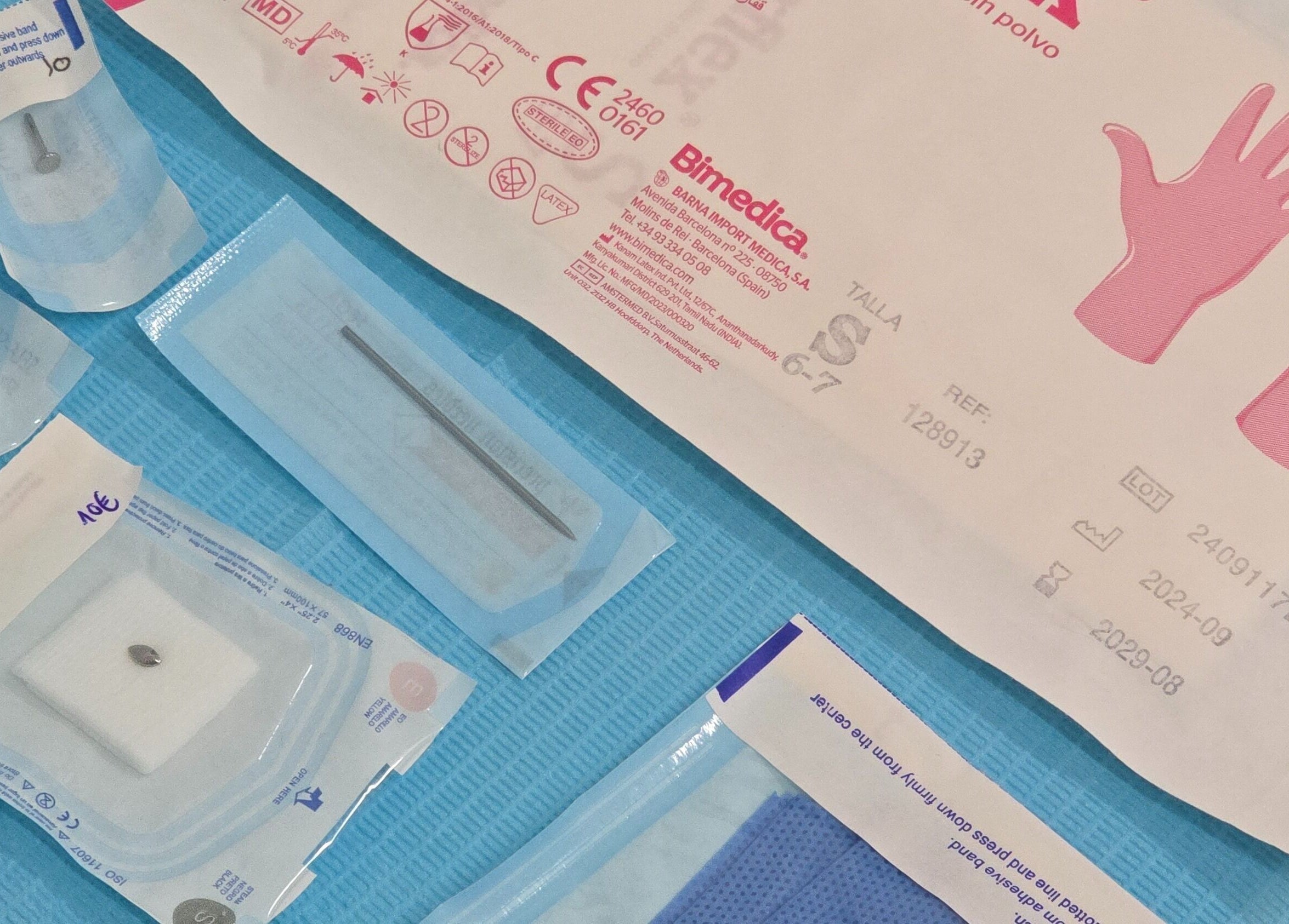 Kit de piercing em Ema Body Piercing, Vila Nova De Gaia, Porto, PT, mostrando agulhas e luvas descartáveis.