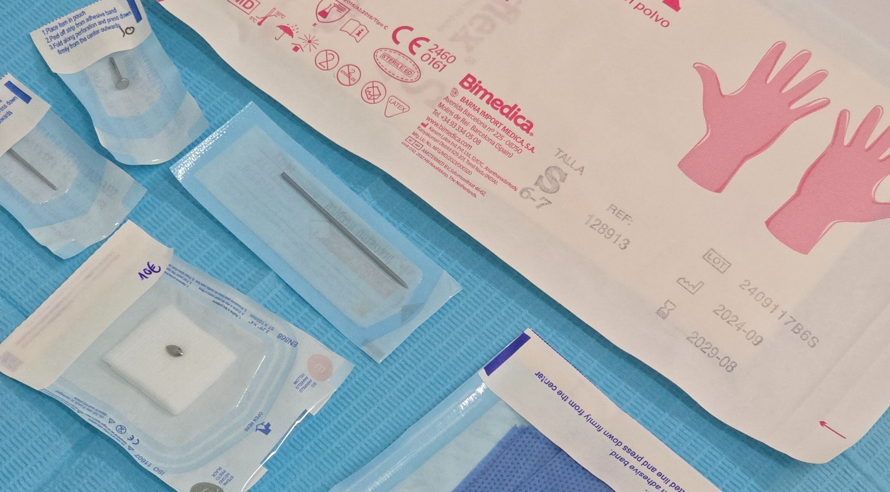 Kit de piercing em Ema Body Piercing, Vila Nova De Gaia, Porto, PT, mostrando agulhas e luvas descartáveis.