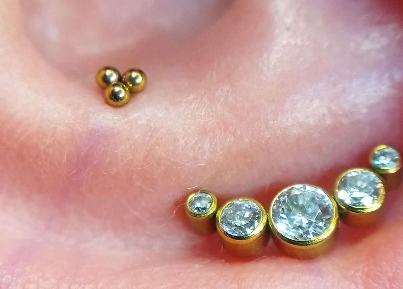 Piercing de orelha com pedras brilhantes na Ema Body Piercing, Vila Nova De Gaia, Porto, PT.