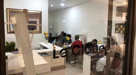 Interior view of Le Clouer beauty venue in Kempton Park, Gauteng, ZA showcasing a welcoming and elegant atmosphere.