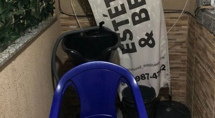 Área de atendimento em Drumond Estética & Beleza, São João de Meriti, Rio de Janeiro, BR, com cadeira e lavatório.