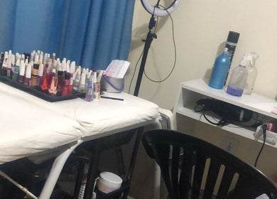 Área de manicure no Drumond Estética & Beleza, São João De Meriti, Rio de Janeiro, BR, com mesa e produtos.