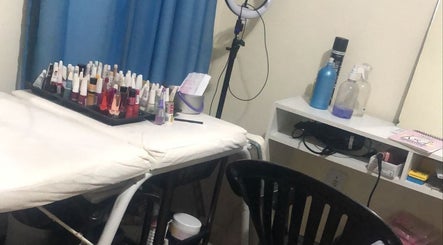 Área de manicure no Drumond Estética & Beleza, São João De Meriti, Rio de Janeiro, BR, com mesa e produtos.