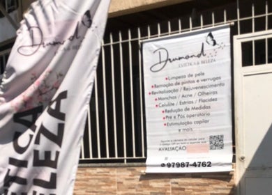Banner na fachada do Drumond Estética & Beleza em São João De Meriti, Rio De Janeiro, BR com serviços de beleza.