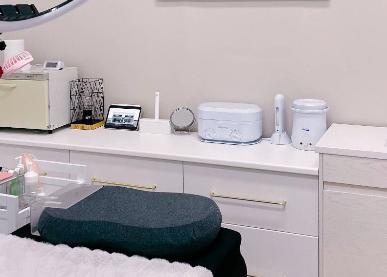 Aesthetic treatment room at Beauty Glow Eyelash, Bentleigh East, Victoria, AU, adorned with modern equipment.