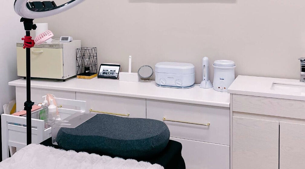 Aesthetic treatment room at Beauty Glow Eyelash, Bentleigh East, Victoria, AU, adorned with modern equipment.
