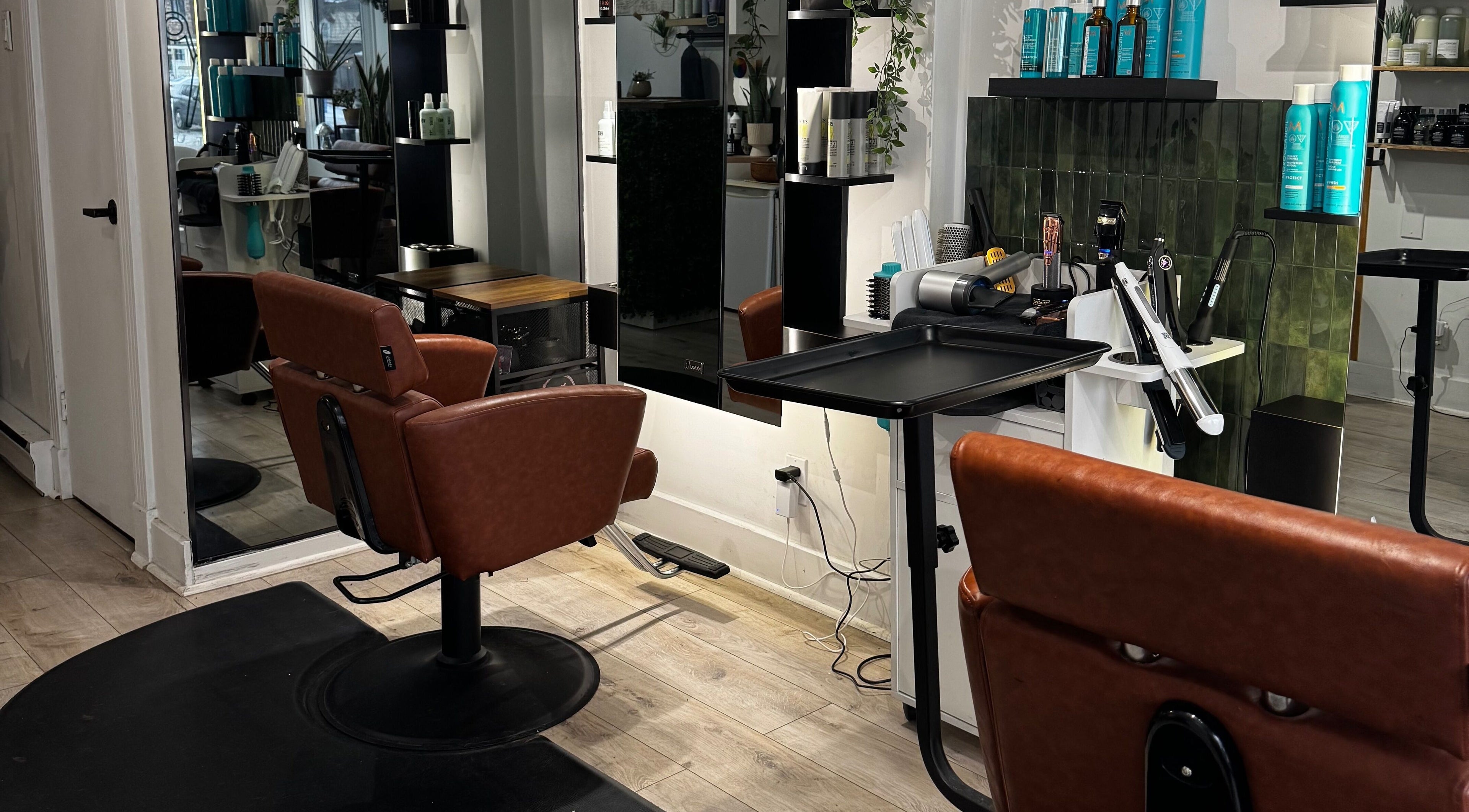 Salon Tête-à-Tête à La Prairie, Québec: intérieur élégant avec fauteuils et produits de beauté.