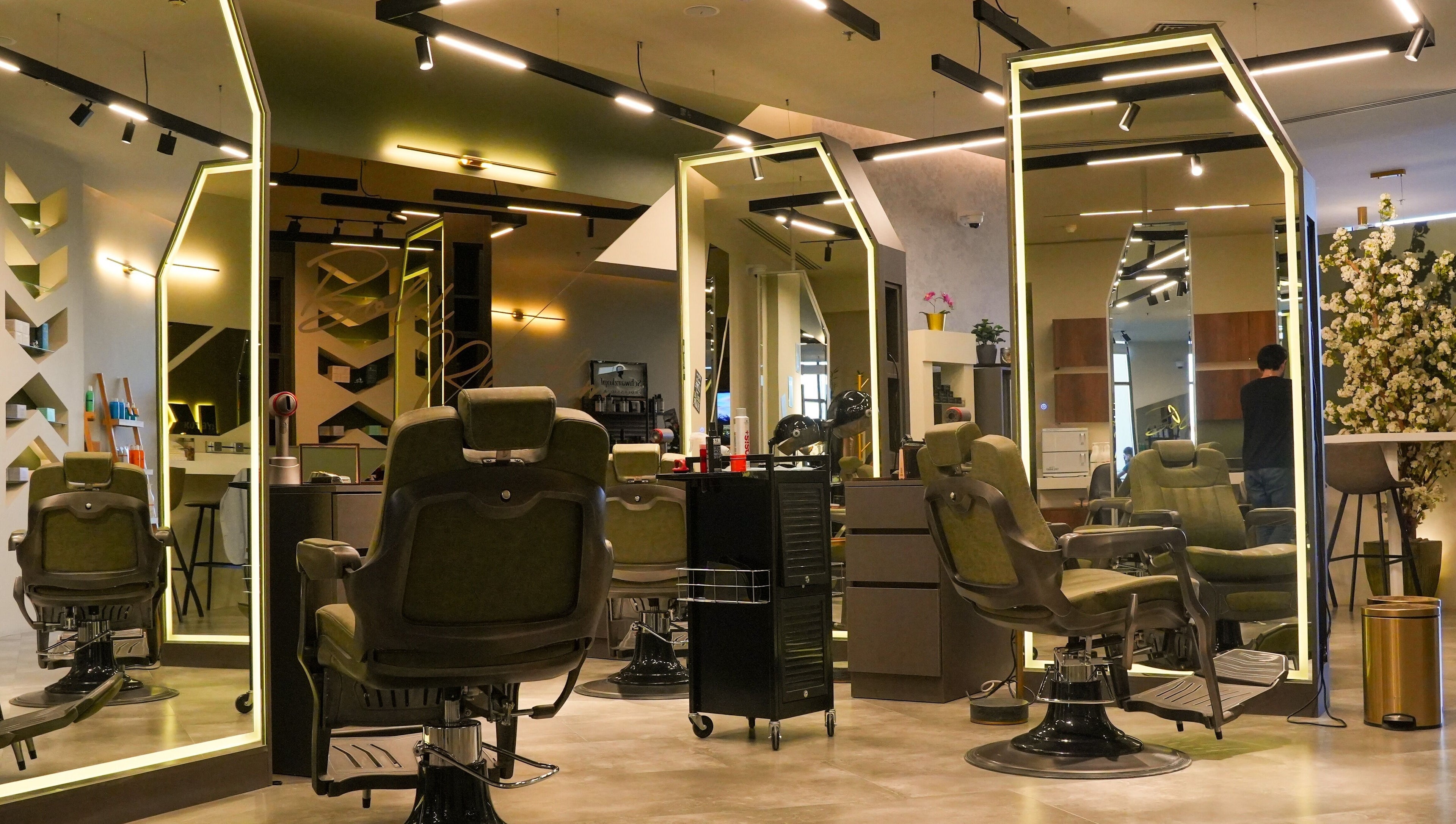 داخل صالون Kut By: كت باي في الرياض, منطقة الرياض, SA، تصميم عصري ومقاعد فاخرة.