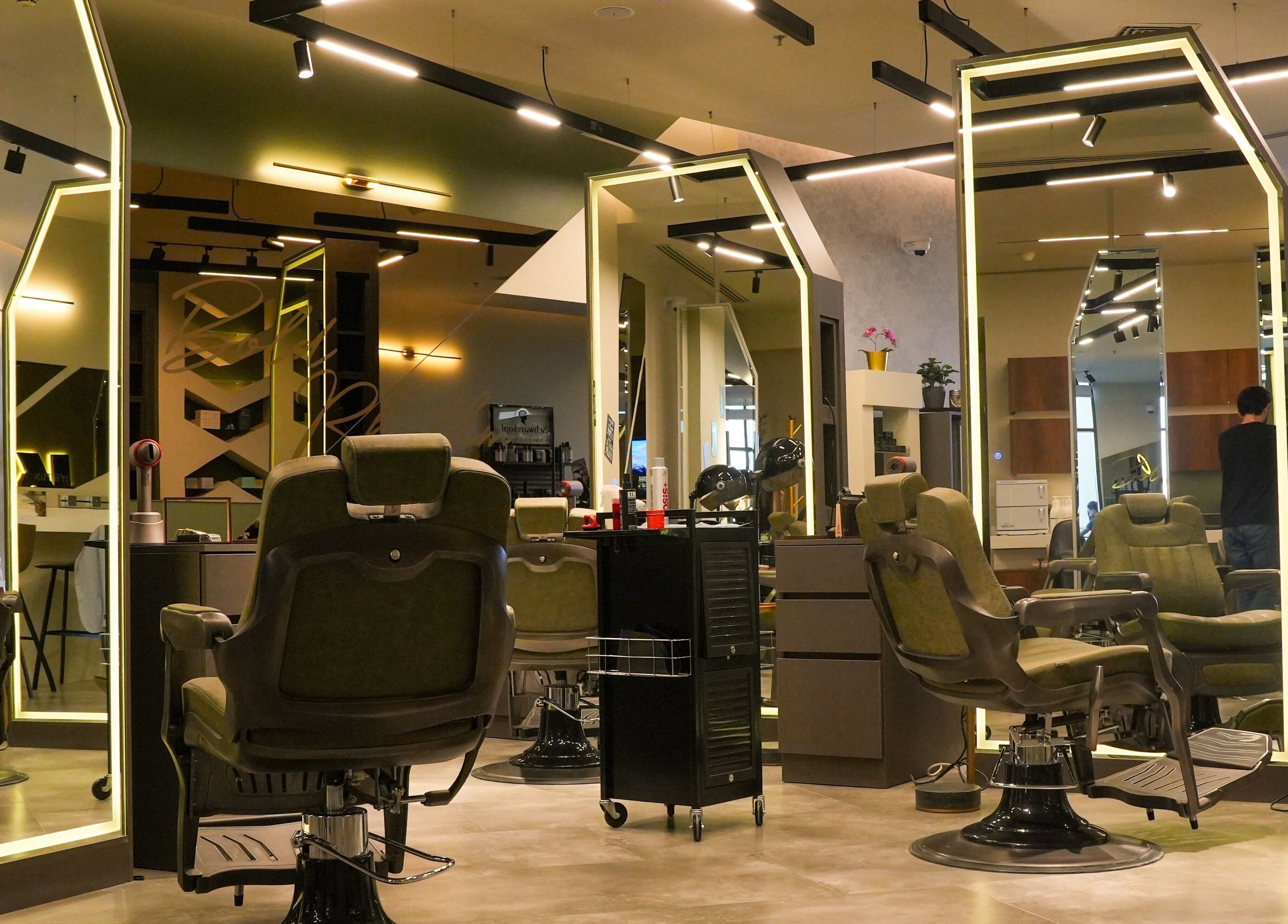 داخل صالون Kut By: كت باي في الرياض, منطقة الرياض, SA، تصميم عصري ومقاعد فاخرة.