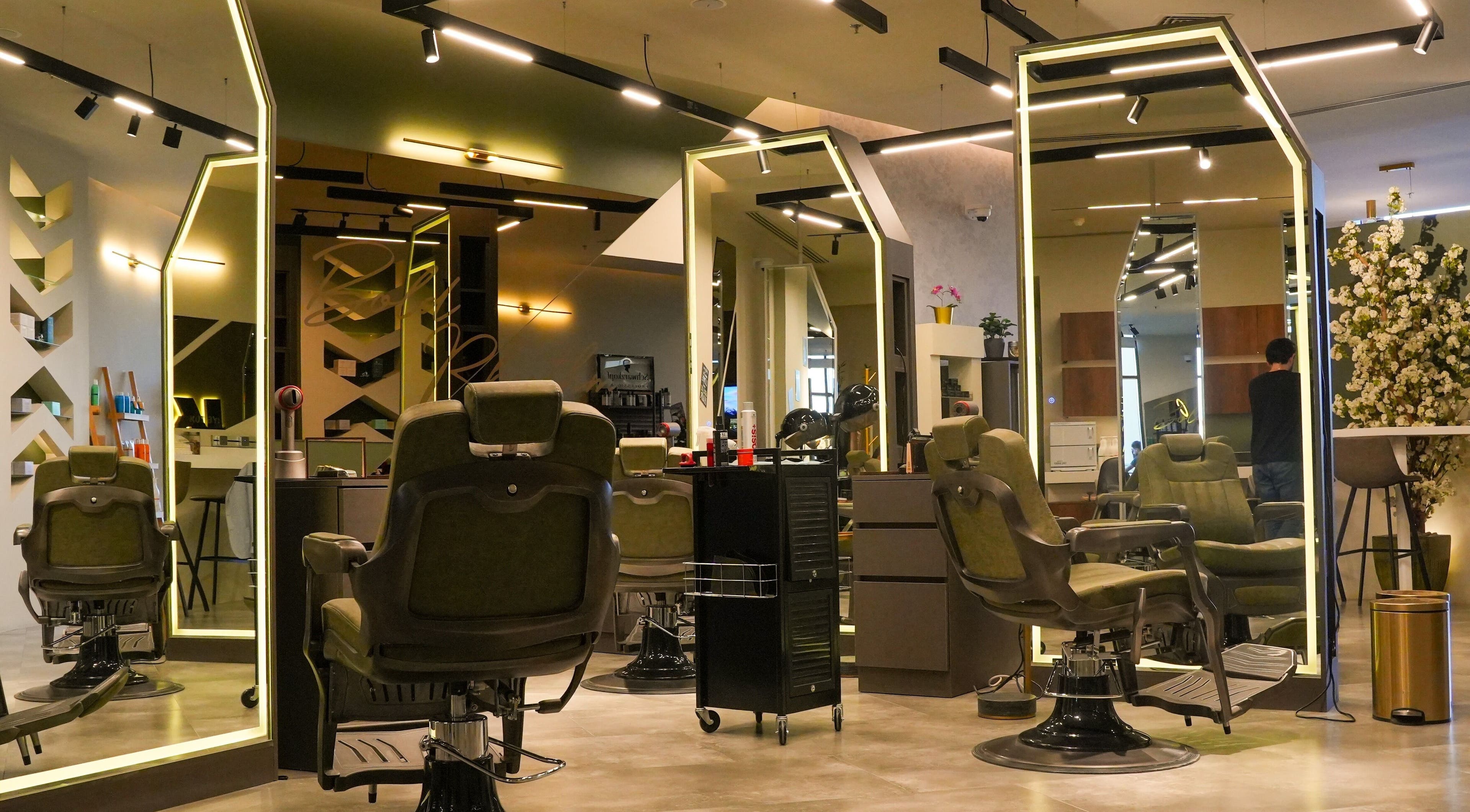 داخل صالون Kut By: كت باي في الرياض, منطقة الرياض, SA، تصميم عصري ومقاعد فاخرة.