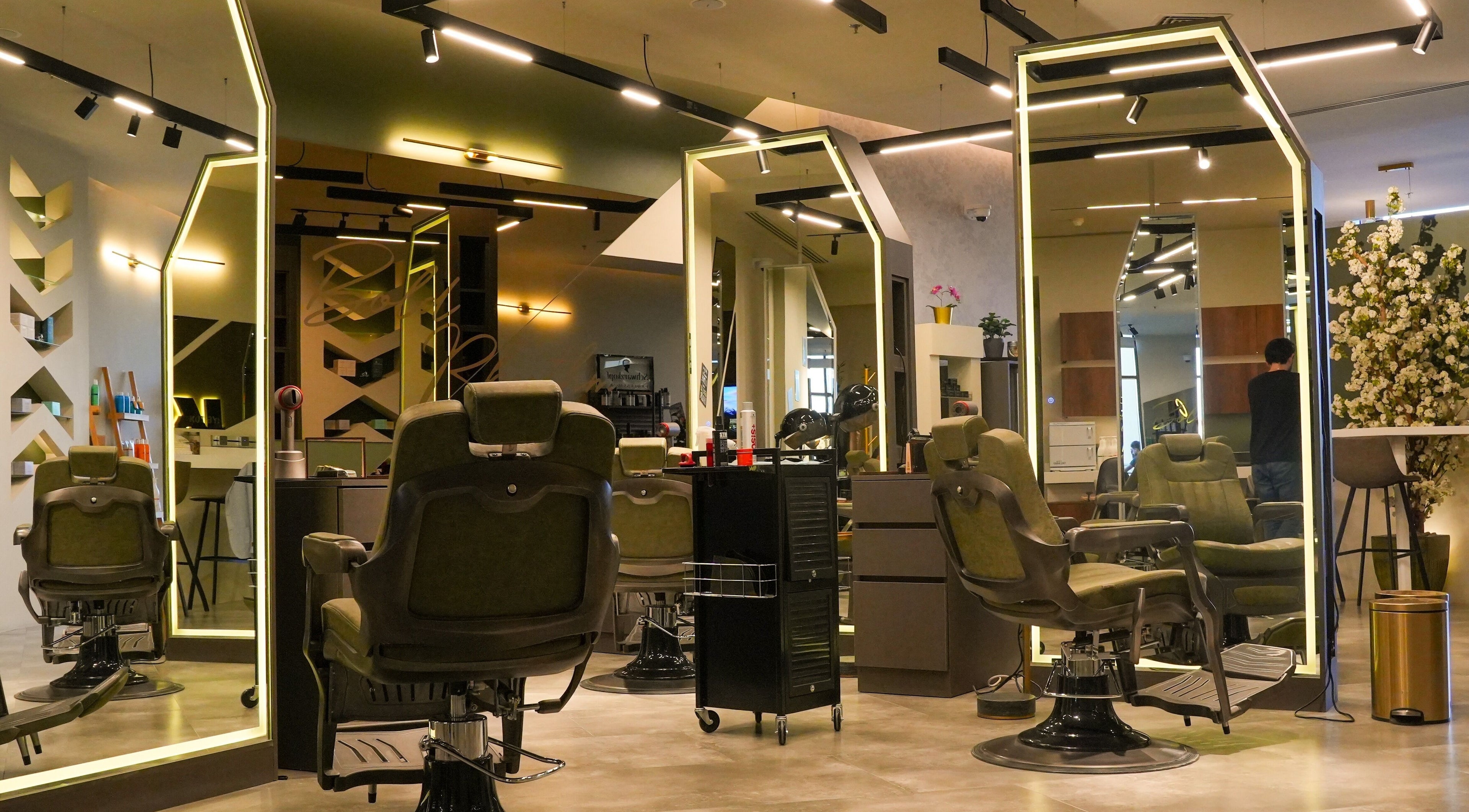 داخل صالون Kut By: كت باي في الرياض, منطقة الرياض, SA، تصميم عصري ومقاعد فاخرة.